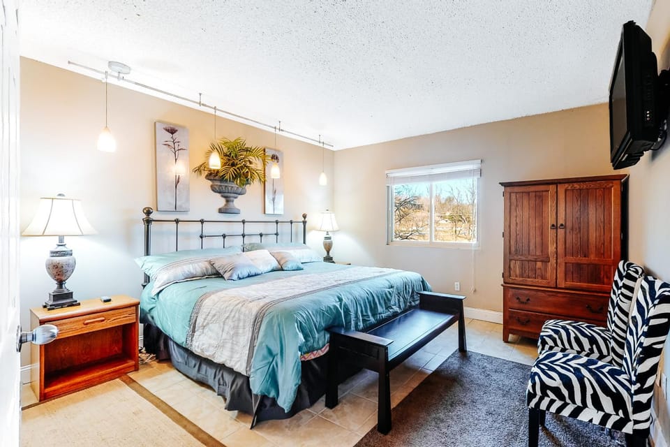 Cozy Riverfront Downtown Condo Sleeps 6 Balcony House in Pigeon Forge