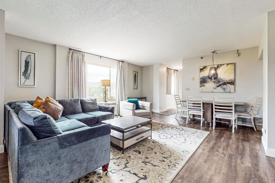 Stylish Riverview Corner Unit Sleeps 4 Balcony House in Pigeon Forge