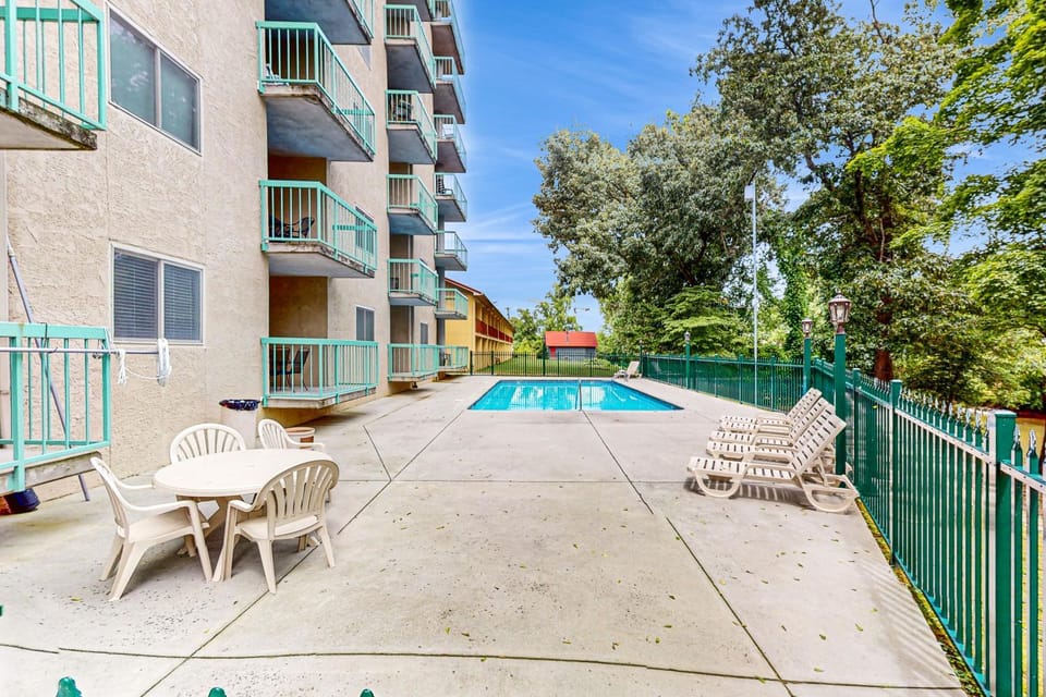 Stylish Riverview Corner Unit Sleeps 4 Balcony House in Pigeon Forge