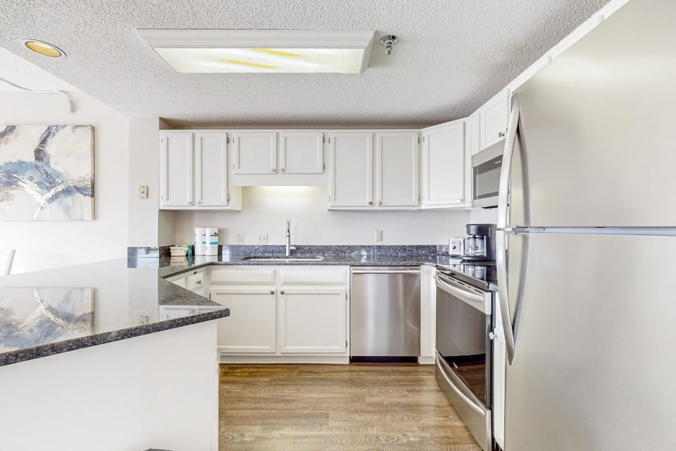 Top-Floor River & Mtn View Condo Sleeps 6 Pool House in Pigeon Forge