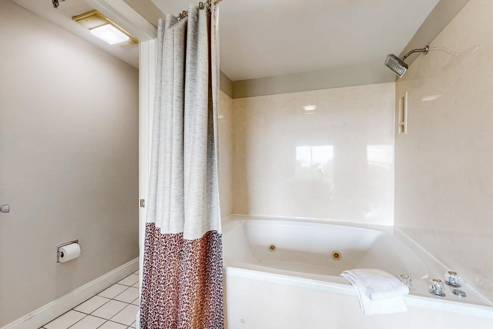 Top-Floor River & Mtn View Condo Sleeps 6 Pool House in Pigeon Forge