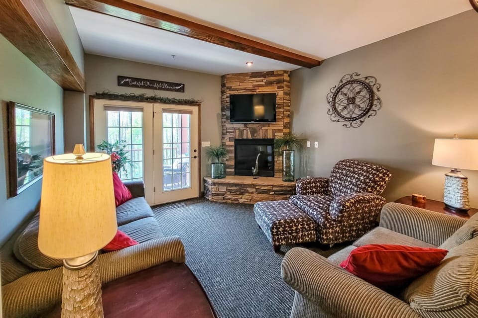 Condo W Hot Tub - Pool Access Sleeps 6 Fireplace House in Pigeon Forge