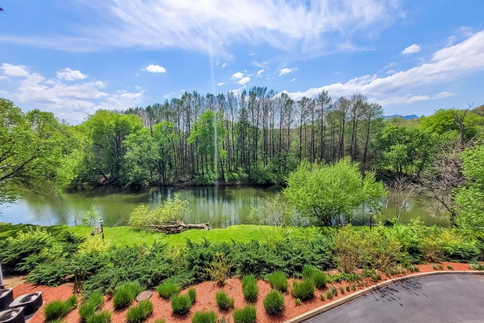 Condo W Hot Tub - Pool Access Sleeps 6 Fireplace House in Pigeon Forge