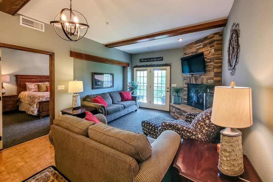 Condo W Hot Tub - Pool Access Sleeps 6 Fireplace House in Pigeon Forge