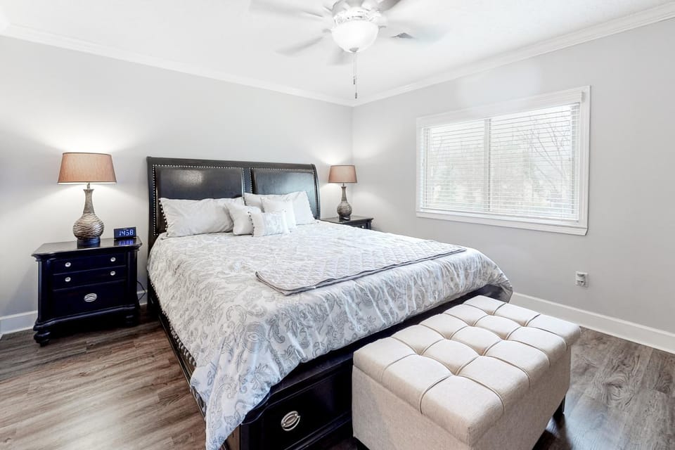 Newly Remodeled Downtown Riverfront Condo Sleep 6 House in Pigeon Forge