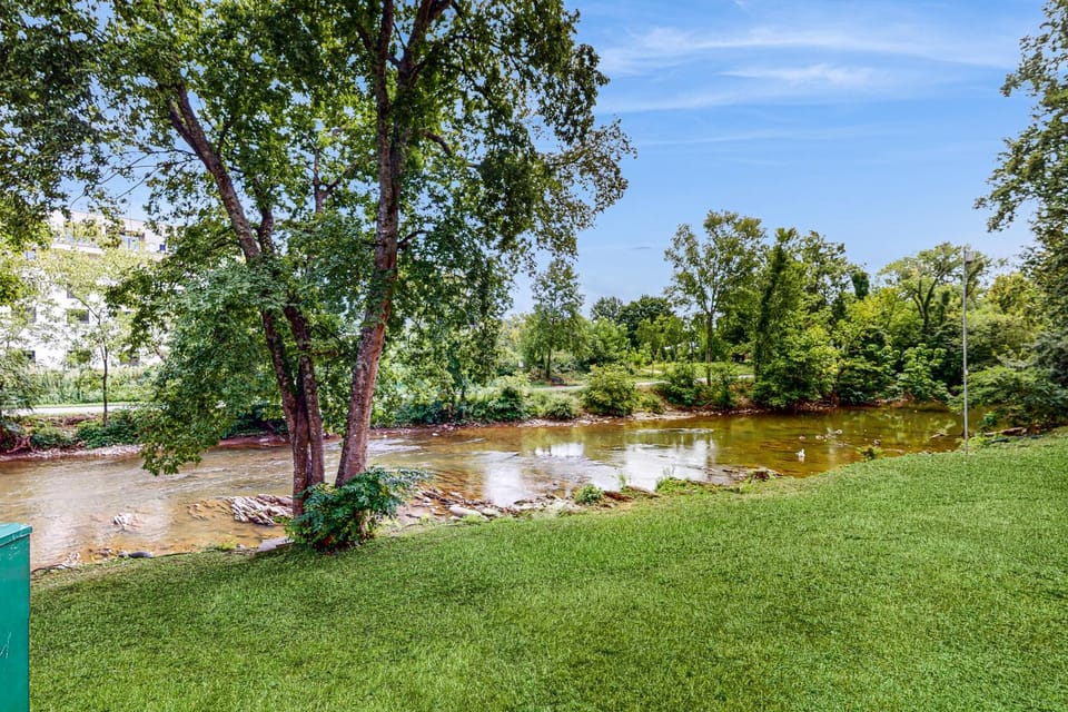 2 All-Suite Condos Sleeps & River View Balconies House in Pigeon Forge