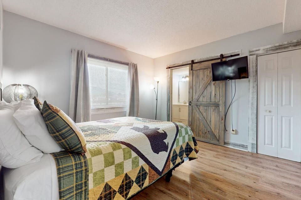 River Place Condo Sleeps 6 Mtn River View Balcony House in Pigeon Forge
