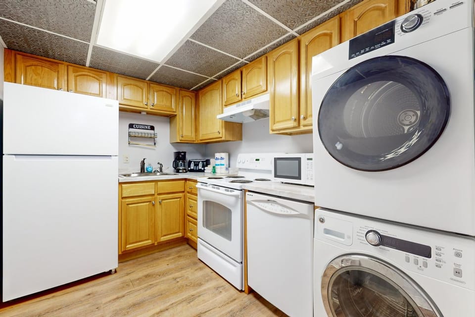 River Place Condo Sleeps 6 Mtn River View Balcony House in Pigeon Forge
