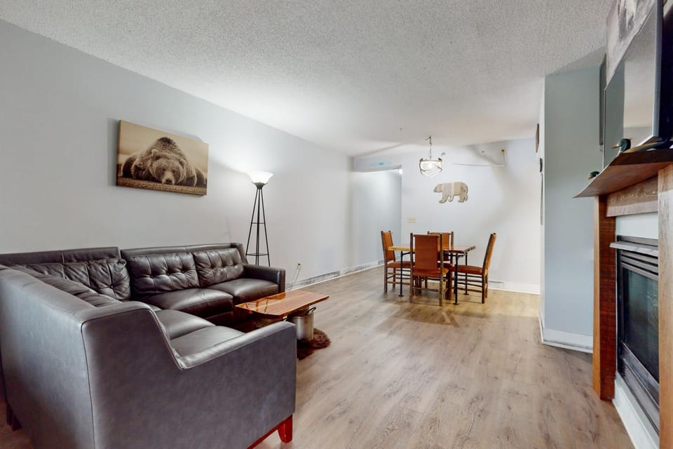 River Place Condo Sleeps 6 Mtn River View Balcony House in Pigeon Forge