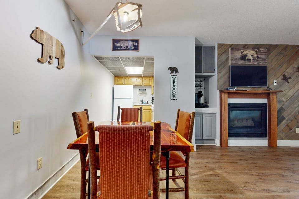 River Place Condo Sleeps 6 Mtn River View Balcony House in Pigeon Forge