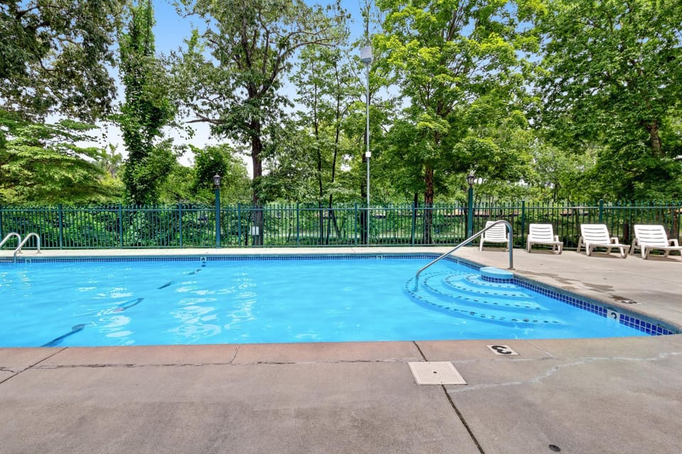 Charming Condo River Views Sleep 6 Fireplace Pool House in Pigeon Forge