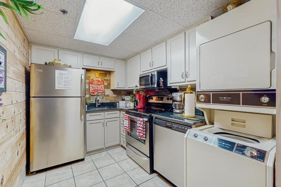 Charming Condo River Views Sleep 6 Fireplace Pool House in Pigeon Forge
