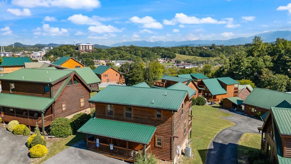 Family Friendly Cabin Sleeps 4 Pool Table Cabin in Pigeon Forge