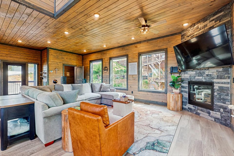 Enchanting Cabin Sleeps 12 Hot Tub Game Room Cabin in Gatlinburg