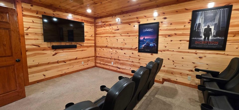 Luxe Sister Cabins Sleeps 24 Pool Hot Tub Games Cabin in Gatlinburg