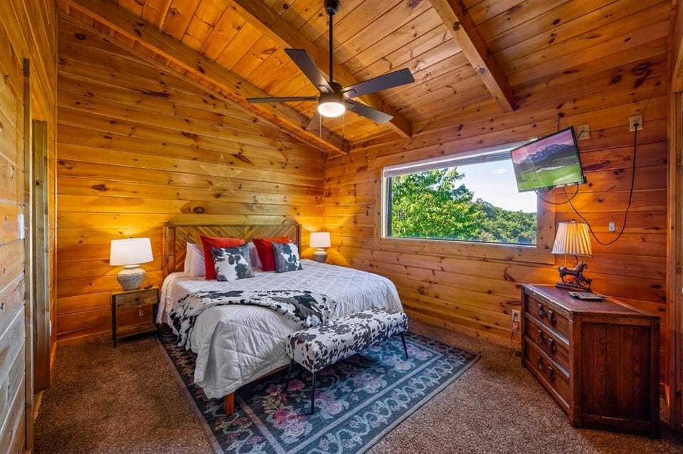 Charming Log Cabin Sleeps 8 Hot Tub Arcade Views Cabin in Gatlinburg