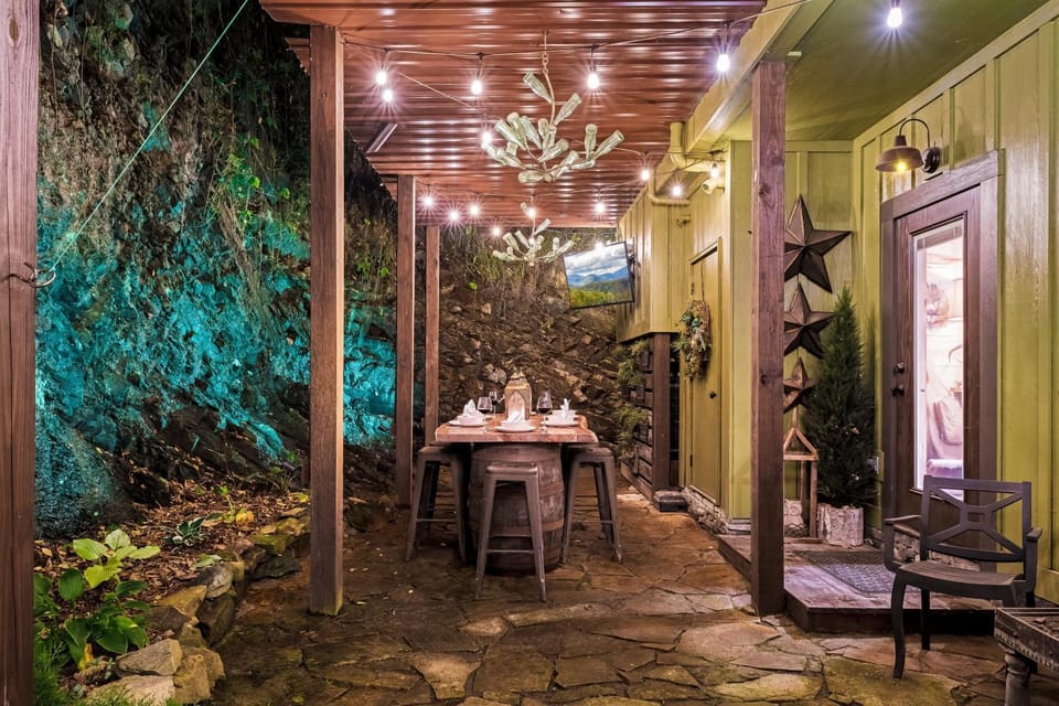 Fairytale Mtn Cottage Sleeps 6 Hot Tub Fireplace House in Gatlinburg