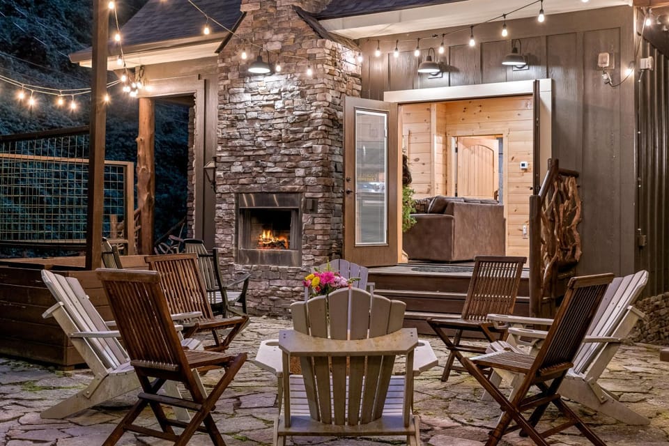 Fairytale Mtn Cottage Sleeps 6 Hot Tub Fireplace House in Gatlinburg