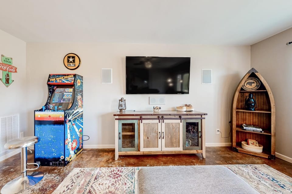 Lakefront Home Sleeps 8 Spacious Deck Pool Access House in Douglas Lake