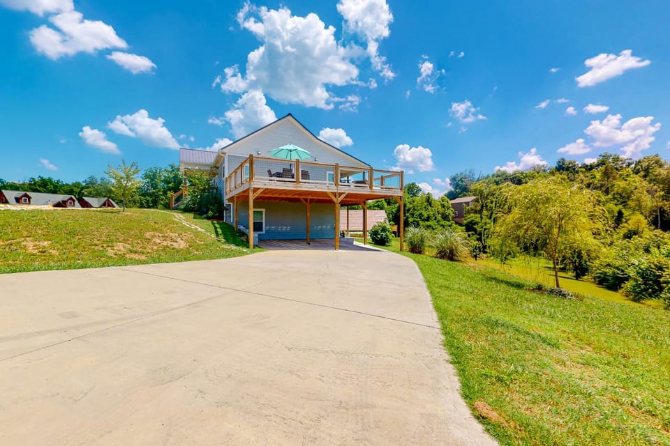 Lakefront Home Sleeps 8 Spacious Deck Pool Access House in Douglas Lake
