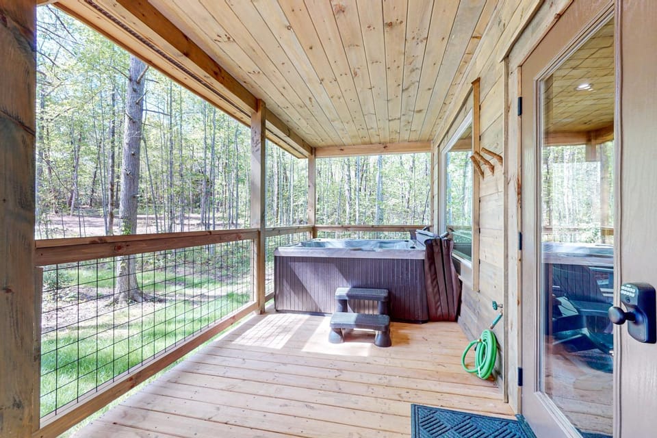 Cozy Lodge Sleeps 8 Pool Fire pit Games Hot Tub House in Sevier County