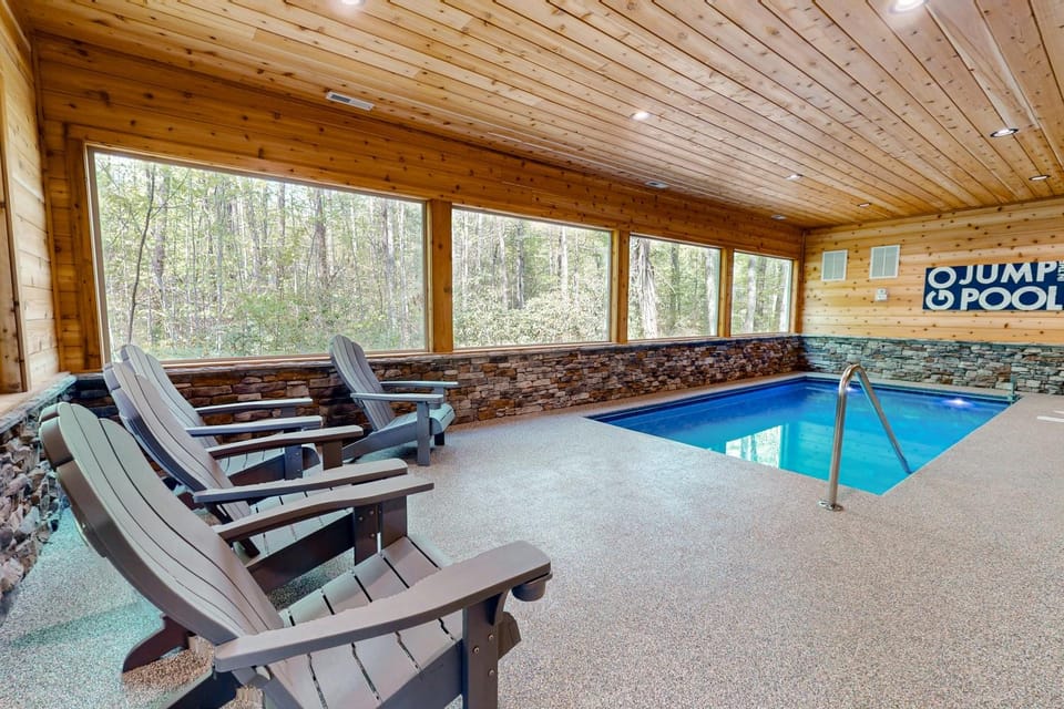 Cozy Lodge Sleeps 8 Pool Fire pit Games Hot Tub House in Sevier County