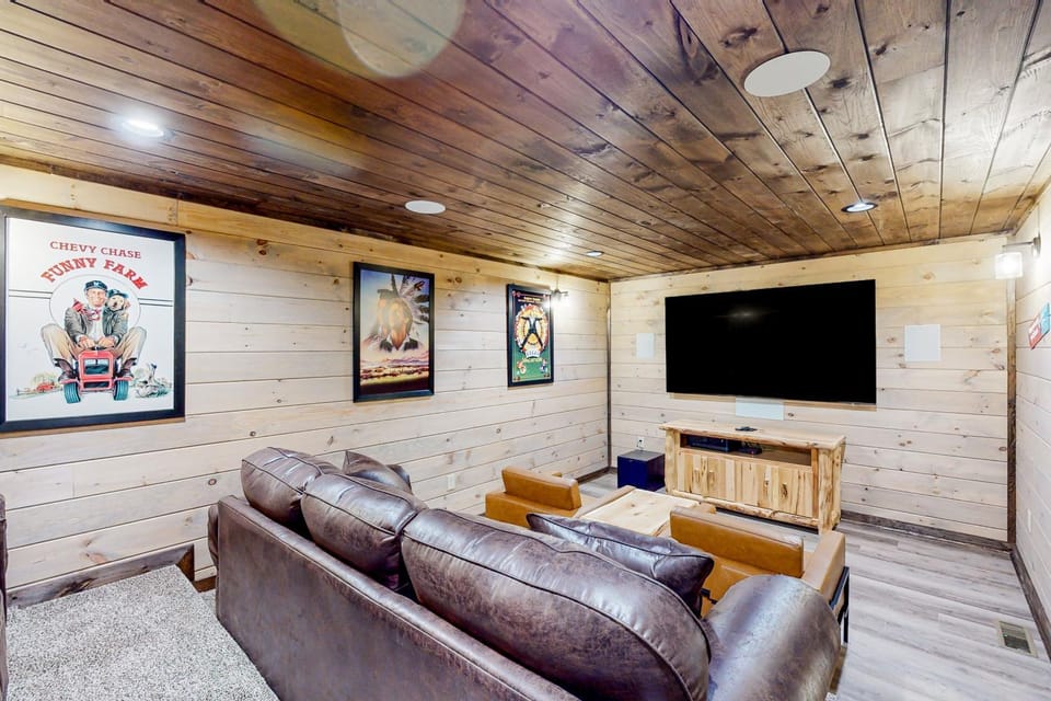 Cozy Lodge Sleeps 8 Pool Fire pit Games Hot Tub House in Sevier County
