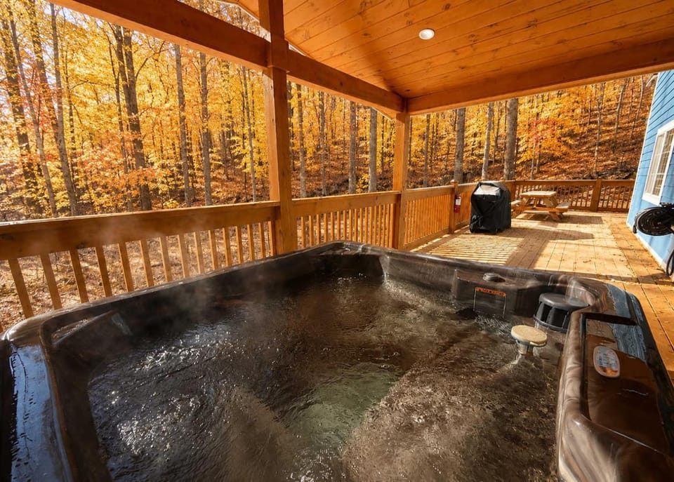 Calming Cottage Sleeps 10 Hot Tub Cozy Fireplace House in Pigeon Forge