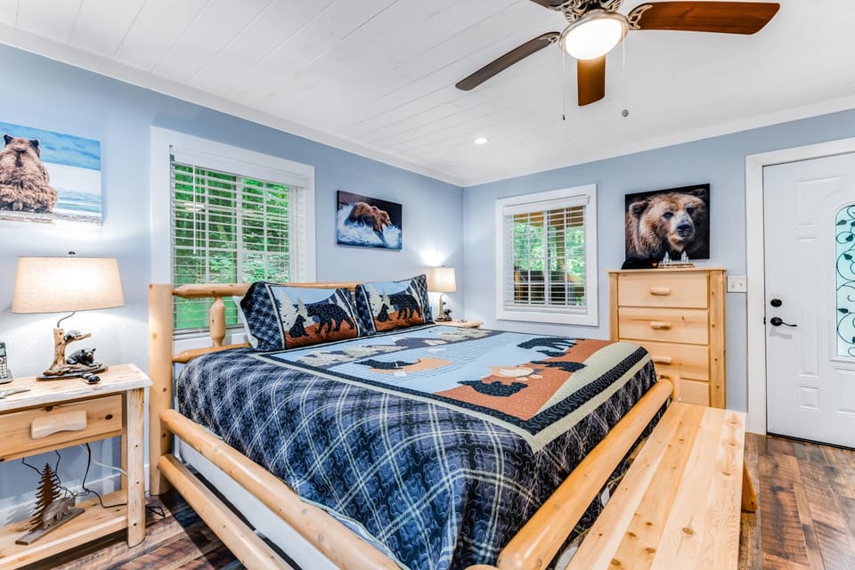 Calming Cottage Sleeps 10 Hot Tub Cozy Fireplace House in Pigeon Forge