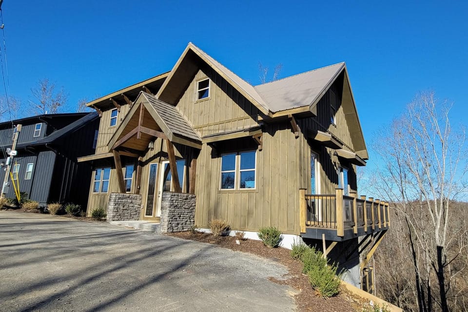 Scenic Lake View Cabin Sleep 15 Game room Hot Tub Cabin in Douglas Lake