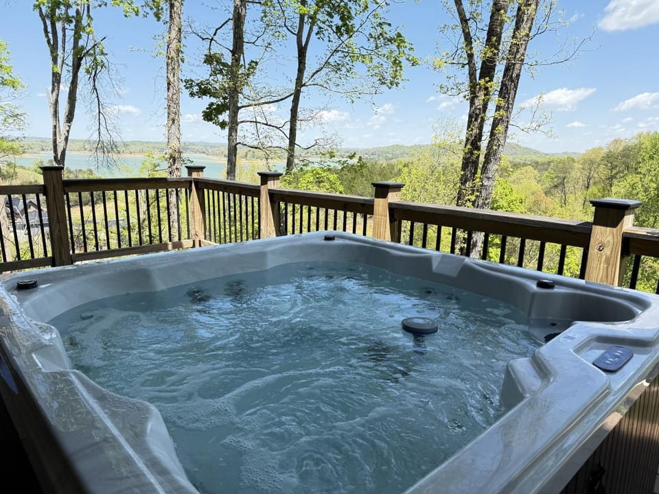 Scenic Lake View Cabin Sleep 15 Game room Hot Tub Cabin in Douglas Lake