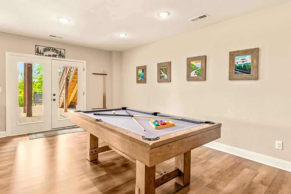 Newly Built Home Sleeps 12 Views Hot Tub Theater House in Pittman Center
