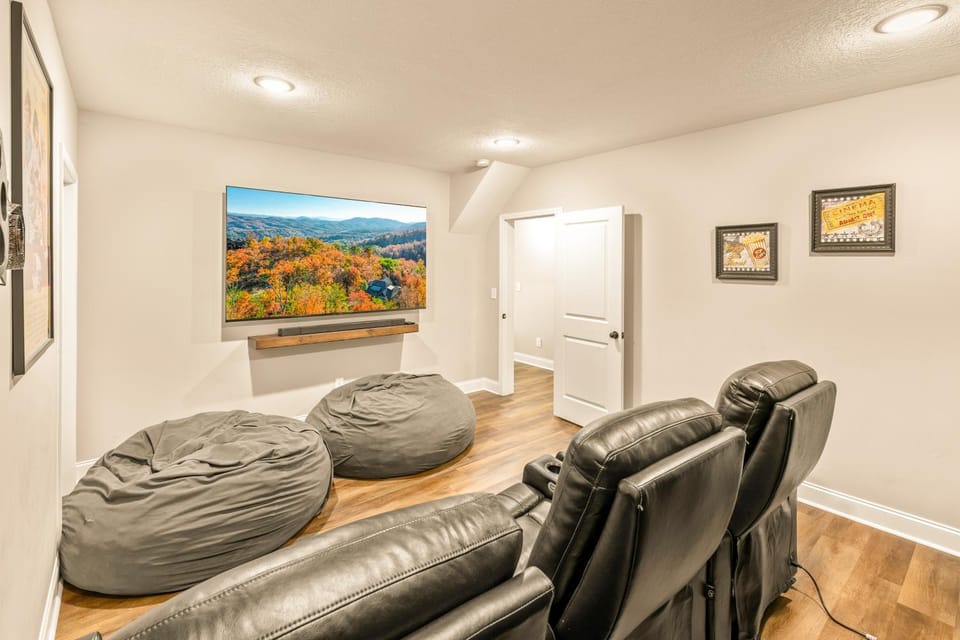 Newly Built Home Sleeps 12 Views Hot Tub Theater House in Pittman Center
