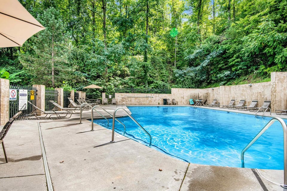 Elegant 2 Story Cabin Sleeps 6 Hot Tub Pool Table Cabin in Sevier County