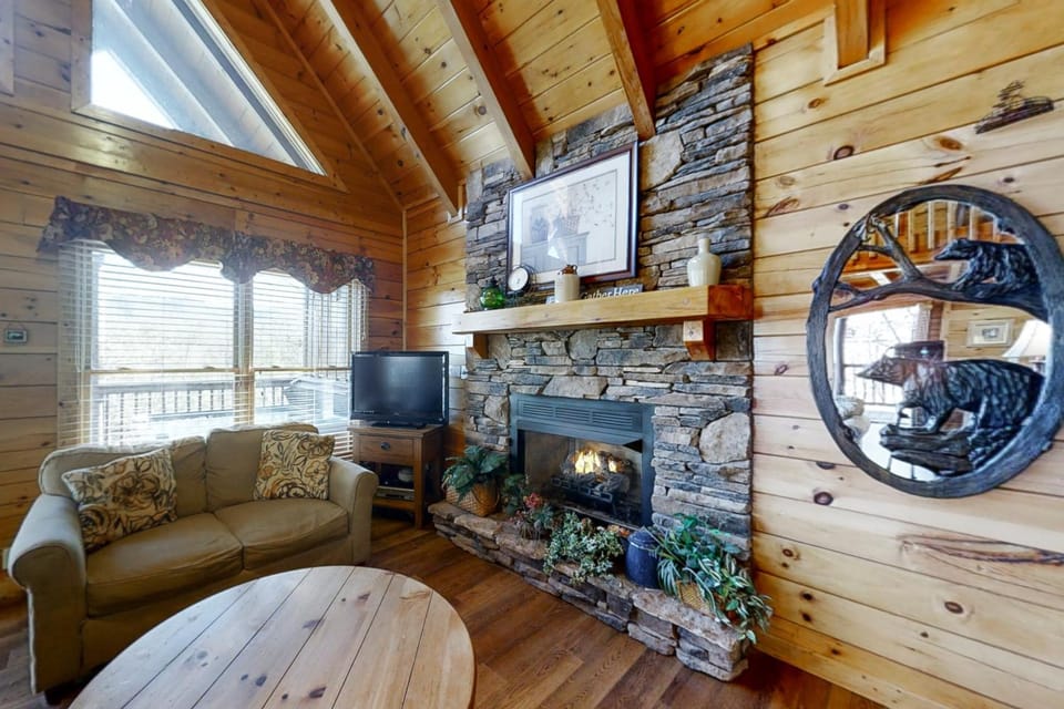 Elegant 2 Story Cabin Sleeps 6 Hot Tub Pool Table Cabin in Sevier County