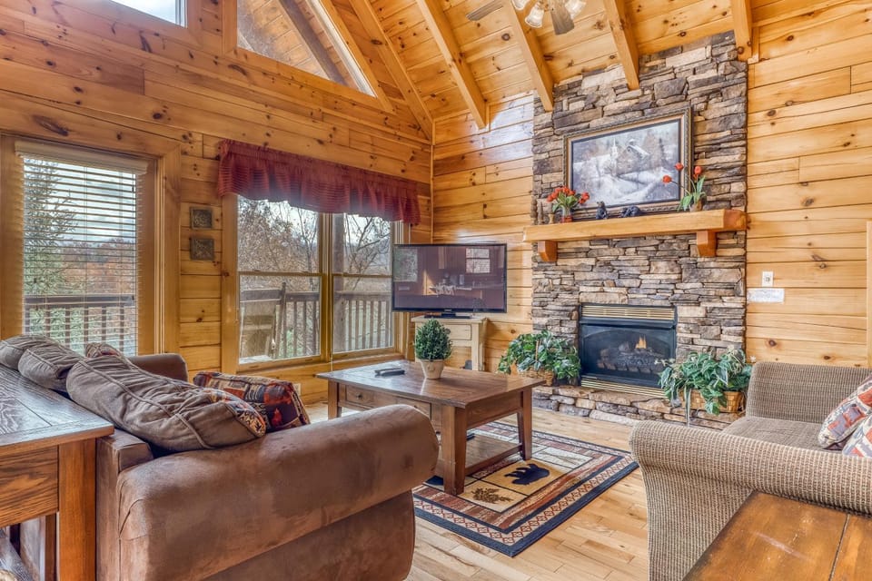 Luxe Cabin Sleeps 4 Mtn views Hot Tub Shared Pool Cabin in Sevier County