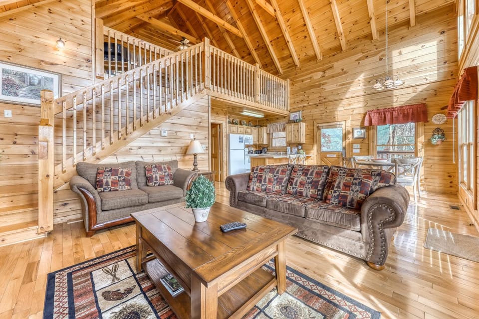 Luxe Cabin Sleeps 4 Mtn views Hot Tub Shared Pool Cabin in Sevier County