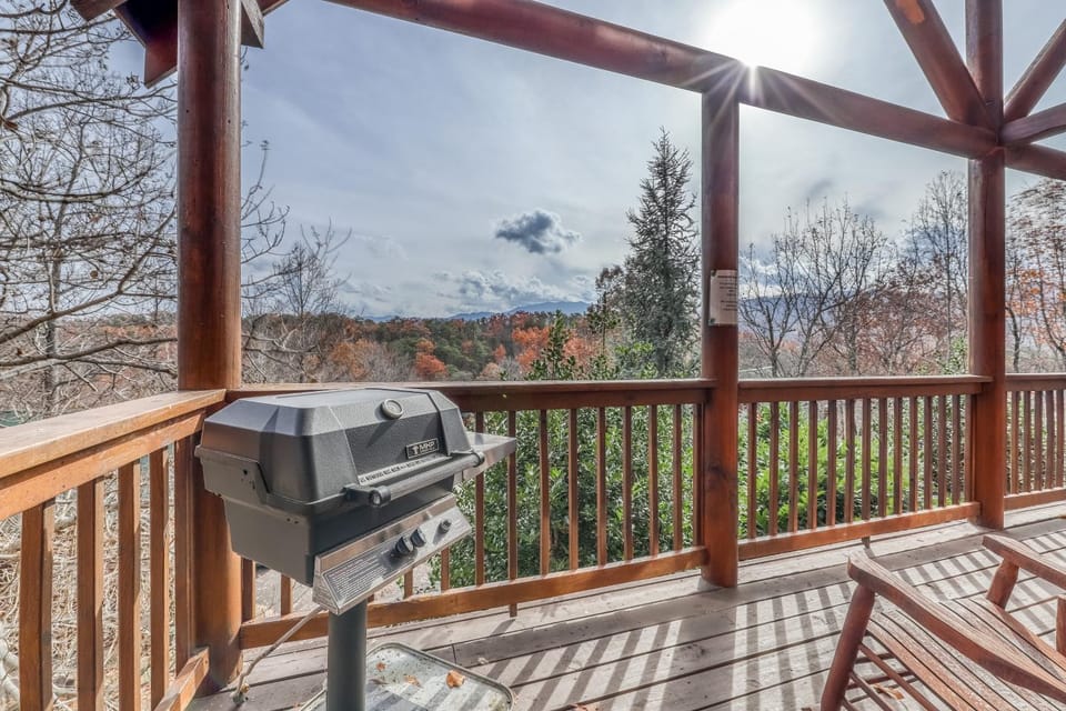 Luxe Cabin Sleeps 4 Mtn views Hot Tub Shared Pool Cabin in Sevier County