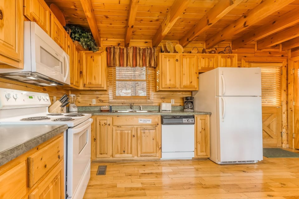 Cozy Log Cabin Sleeps 4 Amazing Mtn Vista Hot Tub Cabin in Sevier County