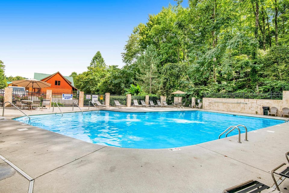 Cozy Log Cabin Sleeps 4 Amazing Mtn Vista Hot Tub Cabin in Sevier County