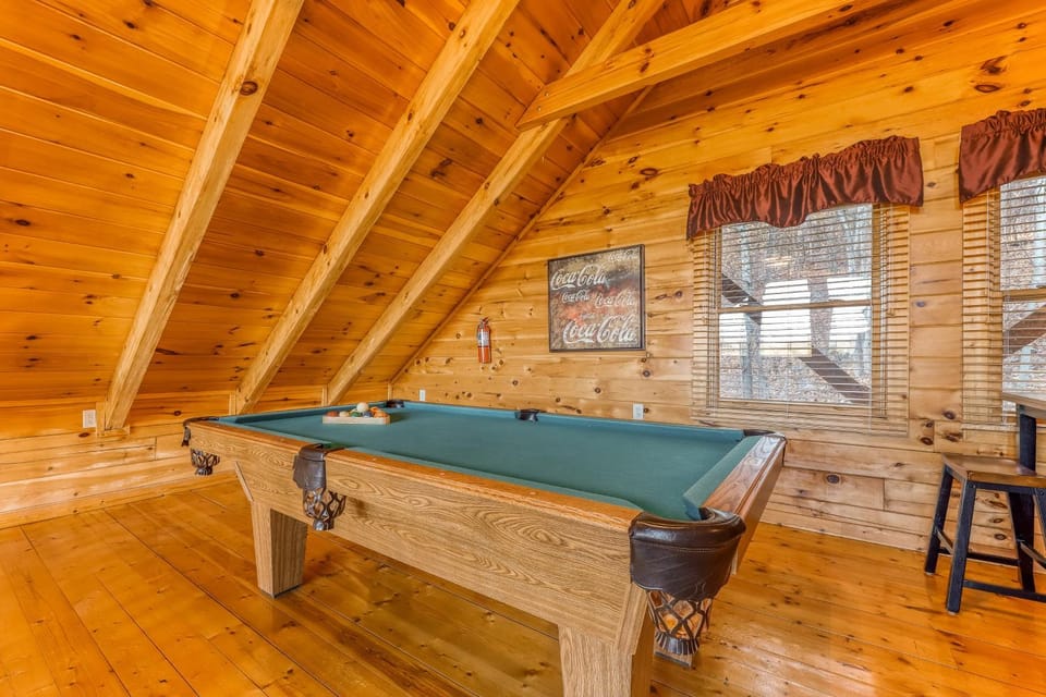 Cozy Log Cabin Sleeps 4 Amazing Mtn Vista Hot Tub Cabin in Sevier County