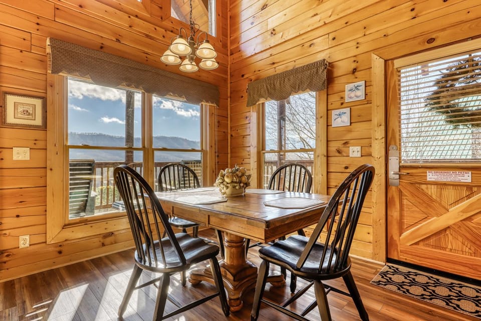 Lovely Cabin Sleep 4 Hot Tub Mtn Views Pool Table Cabin in Sevier County