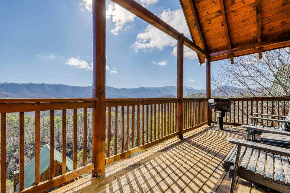 Lovely Cabin Sleep 4 Hot Tub Mtn Views Pool Table Cabin in Sevier County