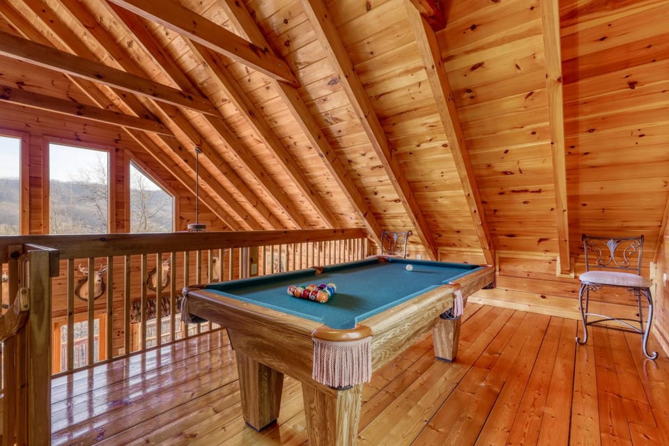 Stunning Cabin Sleeps 4 N Rolling Hills Hot Tub Cabin in Sevier County