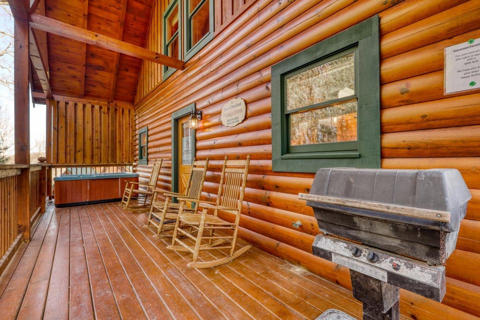 Stunning Cabin Sleeps 4 N Rolling Hills Hot Tub Cabin in Sevier County