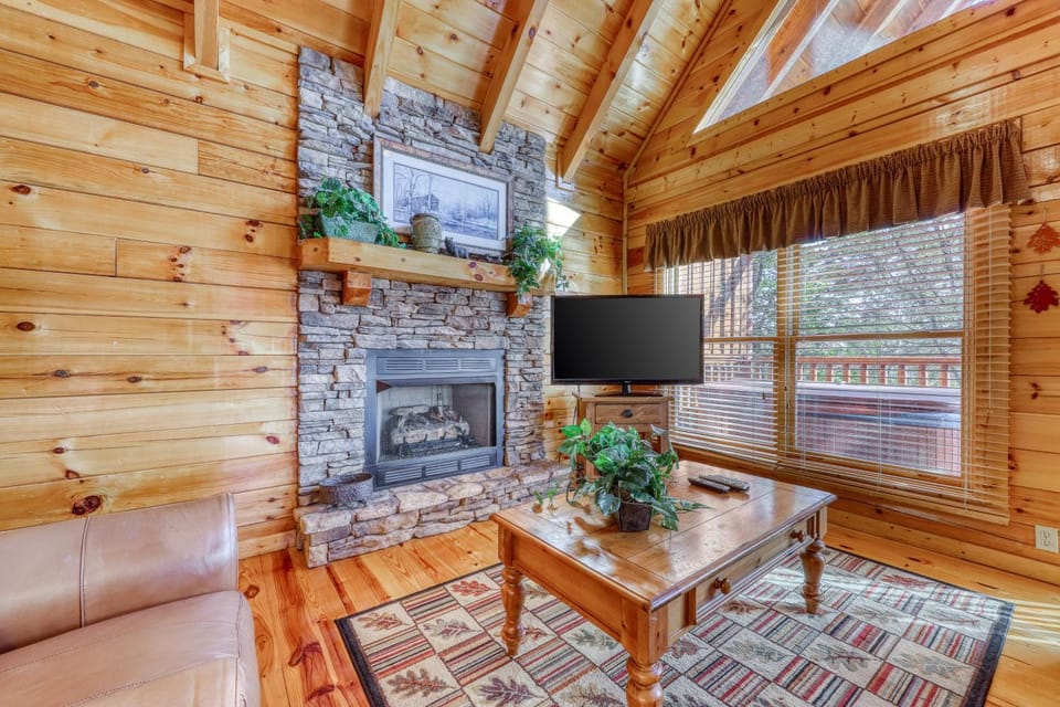 Charming Log Cabin Sleeps 6 Hot Tub Pool Table Cabin in Sevier County