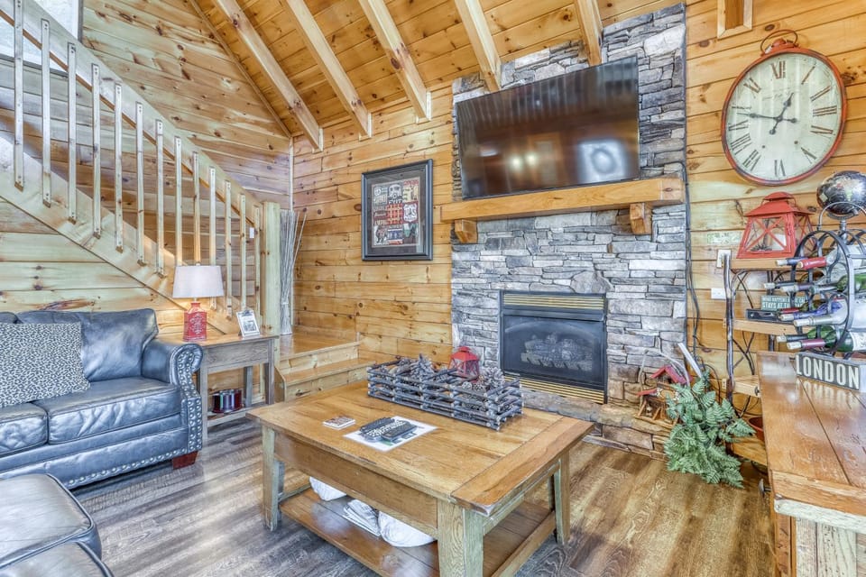 Rustic Home Sleeps 13 Hot Tub Shared Pool Access House in Sevier County