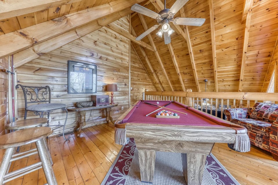 Rustic Home Sleeps 13 Hot Tub Shared Pool Access House in Sevier County