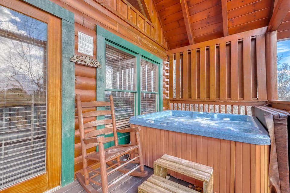 Peaceful cabin in a gated community w Free Attraction Tickets & private hot tub Cabin in Sevier County