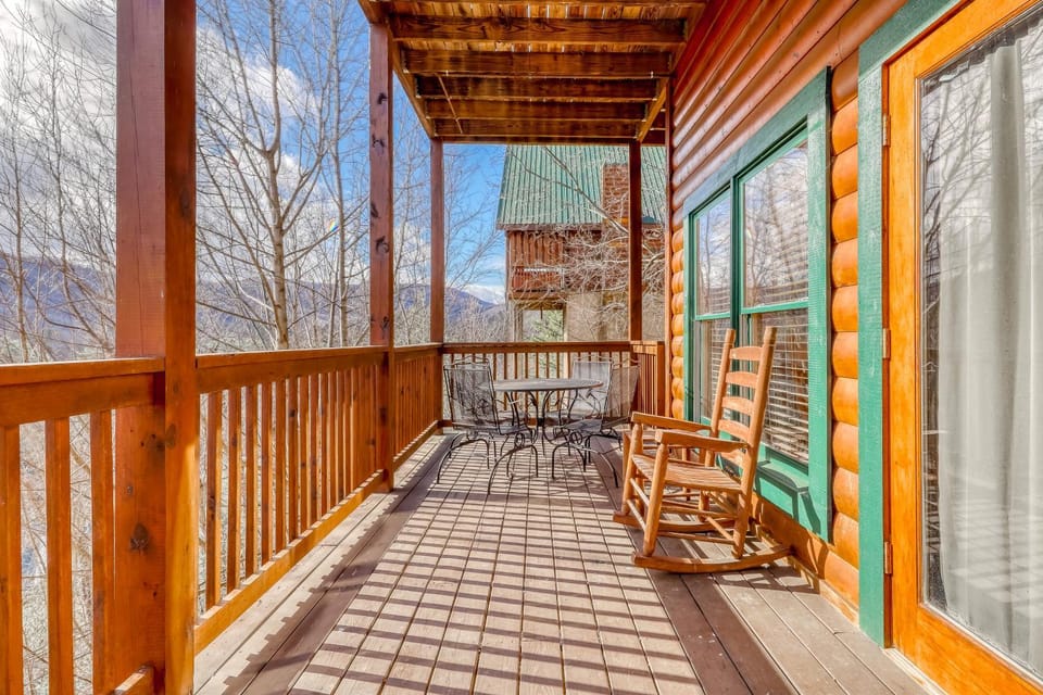 Peaceful cabin in a gated community w Free Attraction Tickets & private hot tub Cabin in Sevier County